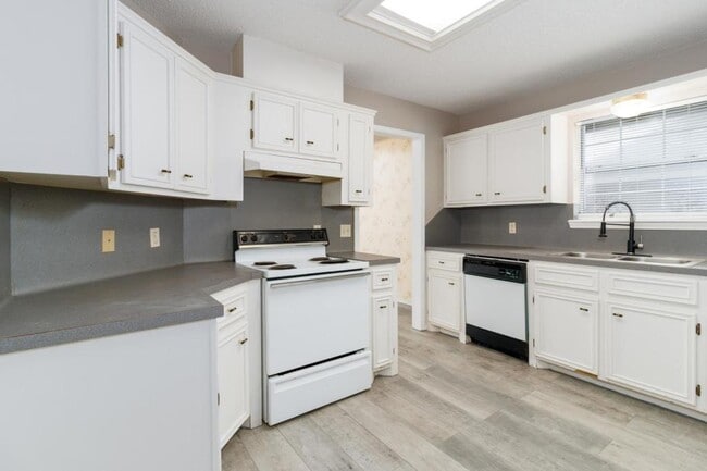 Building Photo - 2807 Montgomery Dr