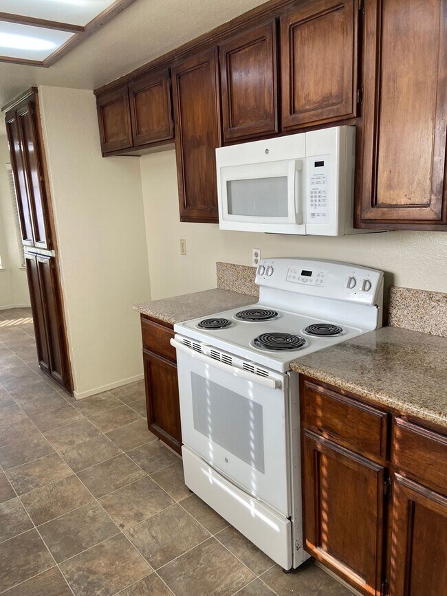 Building Photo - Semi Remodeled One Story 3 Bdrm, 2 Bath!