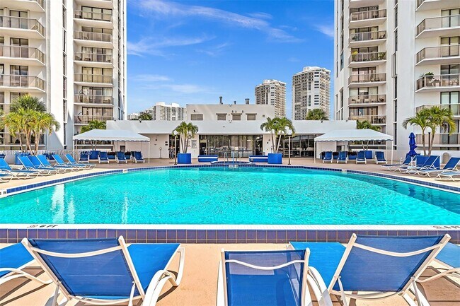 Building Photo - 3731 N Country Club Dr