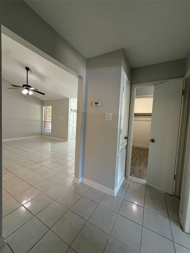 Building Photo - 9503 Homeland Dr