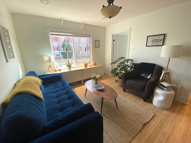 Building Photo - 481 Warwick St