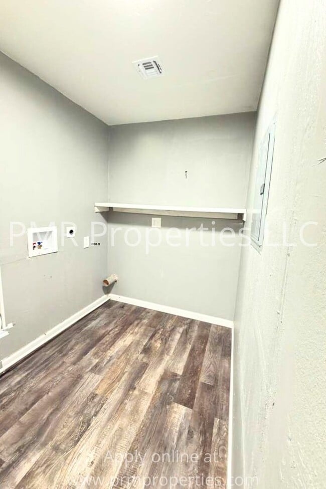Building Photo - 4 Bedrooms / 2.5 Bathrooms House