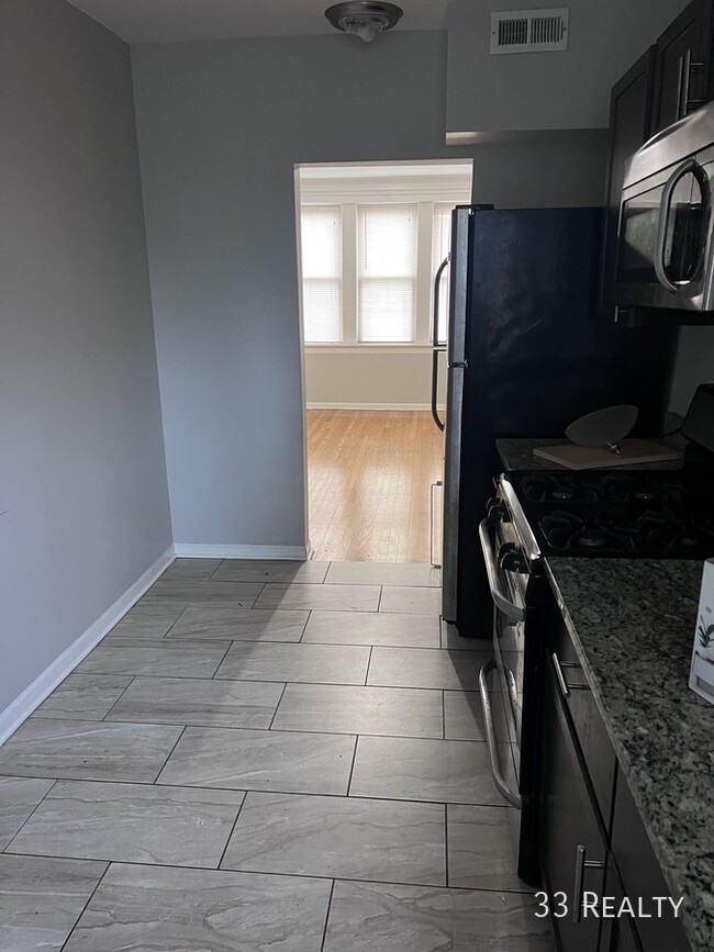 Building Photo - 2 Bed 1 Bath With Central Heat / Stainless...