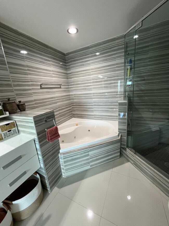 Building Photo - 7910 Harbor Island Dr