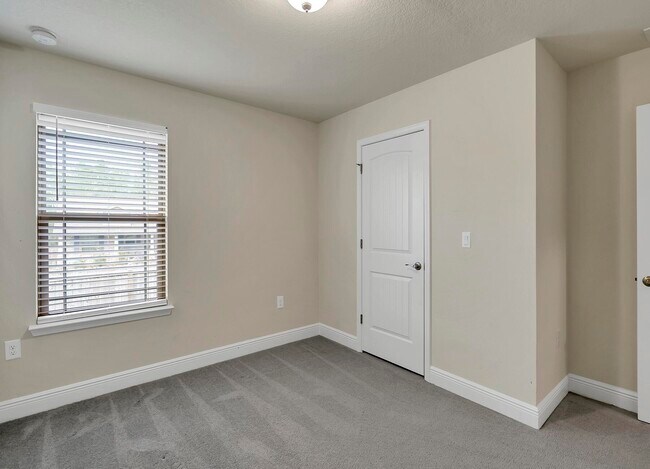 Building Photo - 3639 Ranch Dr