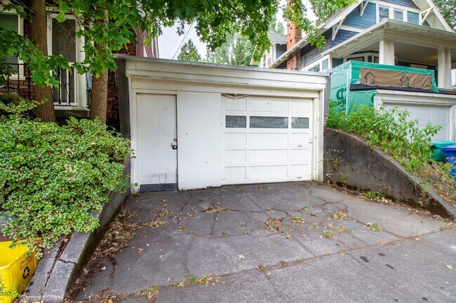 Building Photo - Charming One Bedroom Unit in Fourplex with Original Hardwoods, Breakfast Nook, Detached Garage