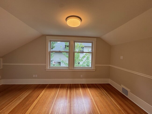 Building Photo - Warm & cozy 5 bed 2.5 bath home in the hea...