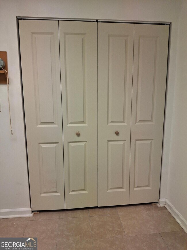 Building Photo - 3145 Malvern Dr