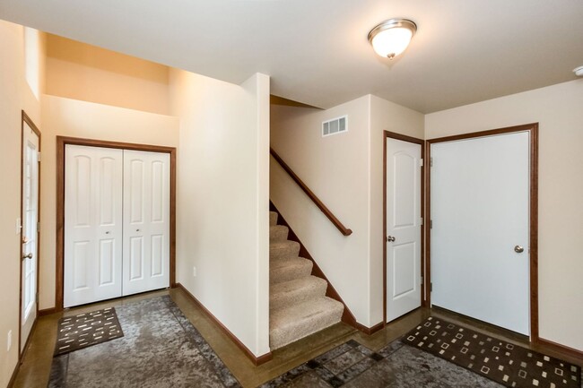 Building Photo - Luxury Iowa City townhouse close to UIHC a...