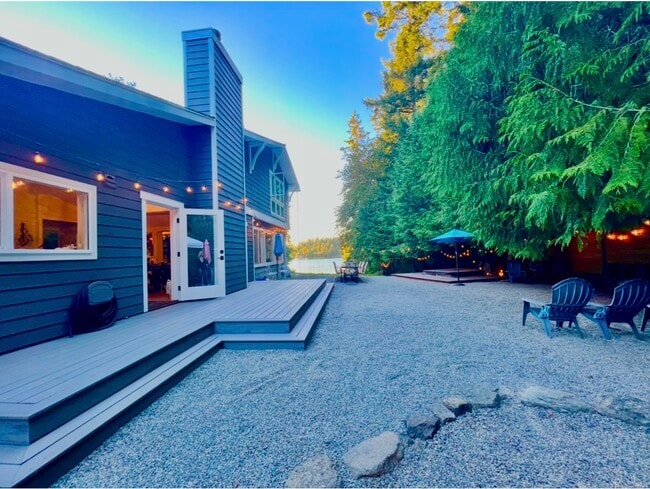 Building Photo - 7075 NE Bay Hill Rd