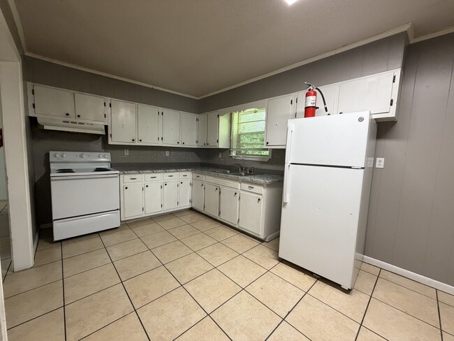 Building Photo - 2950 Hillcrest Dr