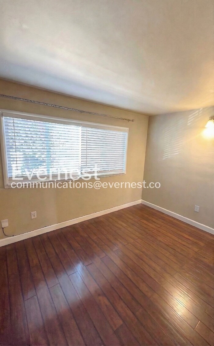 Building Photo - 1936 Shoreview Ave