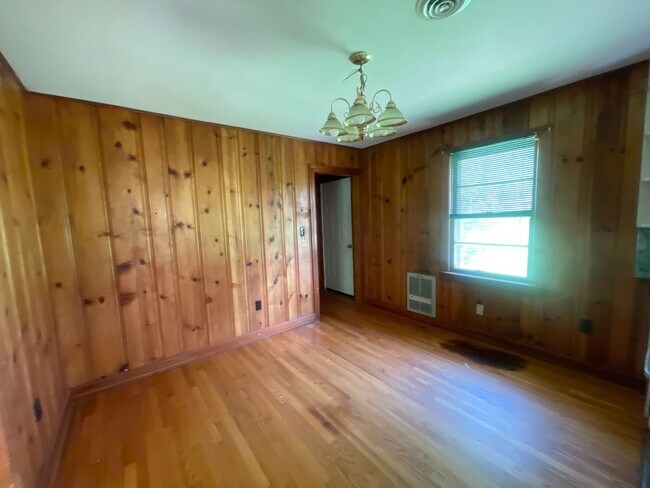 Building Photo - 2 Bedroom / 1 Bath Brick Home Jonesborough...