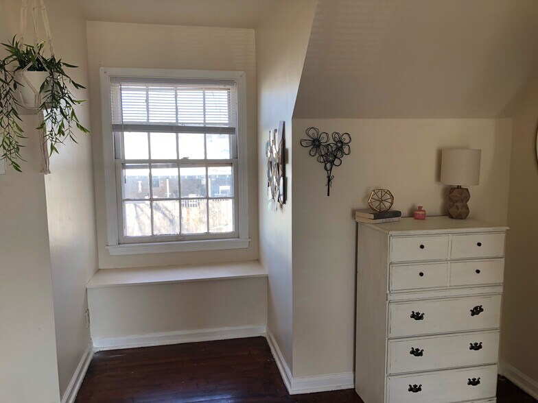 upper west bed - 1816 W Arrowhead Plz