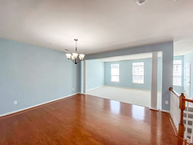 Building Photo - Gorgeous 2-Level 3 Bed 2.5 Bath Condo-Styl...