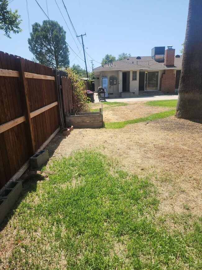 Building Photo - Charming property in Bakersfield – Minutes...