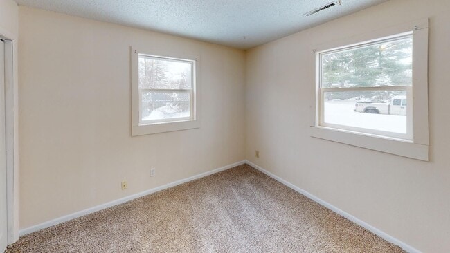 Building Photo - 3 Bedroom Duplex w/Garage & In Unit Laundry