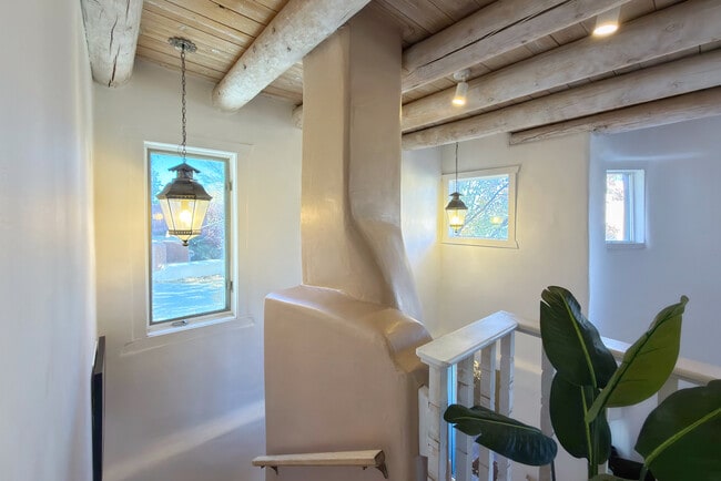 Building Photo - 624 Galisteo St