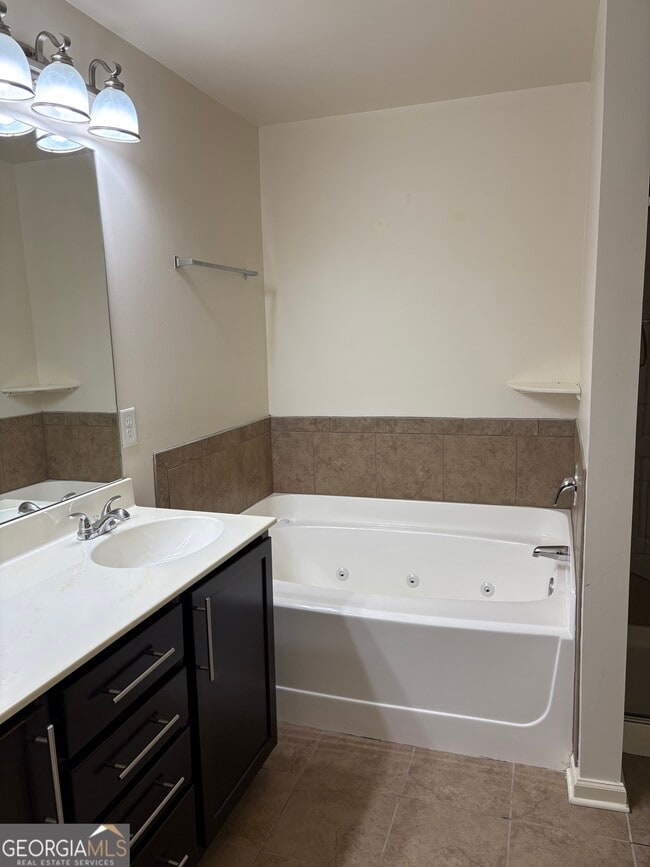 Building Photo - 2245 Knoxhill View