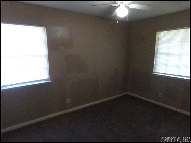 Building Photo - 8 Utica Ln