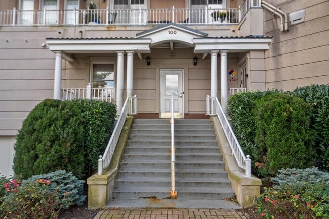 Building Photo - 100 Shearwater Ct E