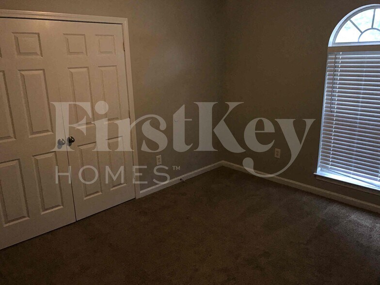 Building Photo - 7800 Parkview Cir E