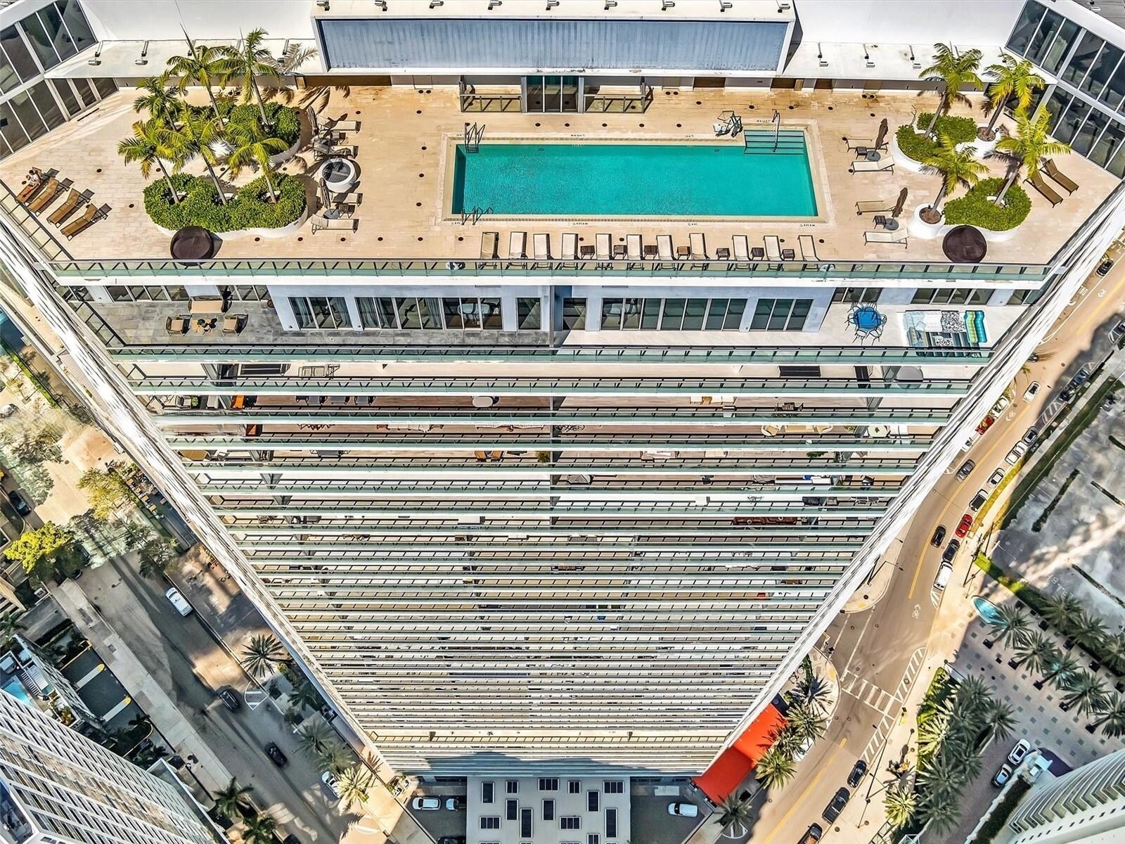 Building Photo - 1300 Brickell Bay Dr