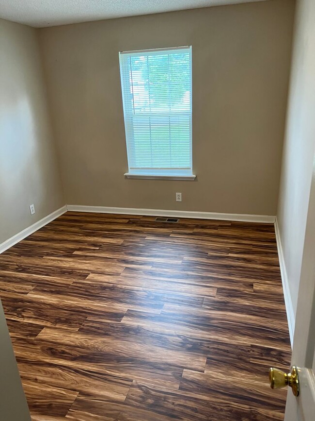 Building Photo - 3 Bed Home Rent Ready