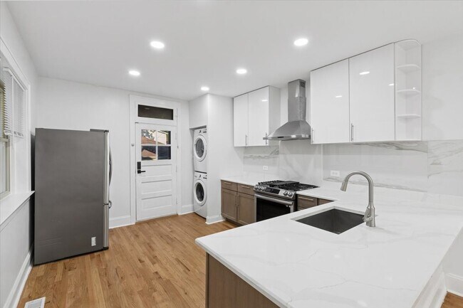 Building Photo - 5412 N Kimball Ave