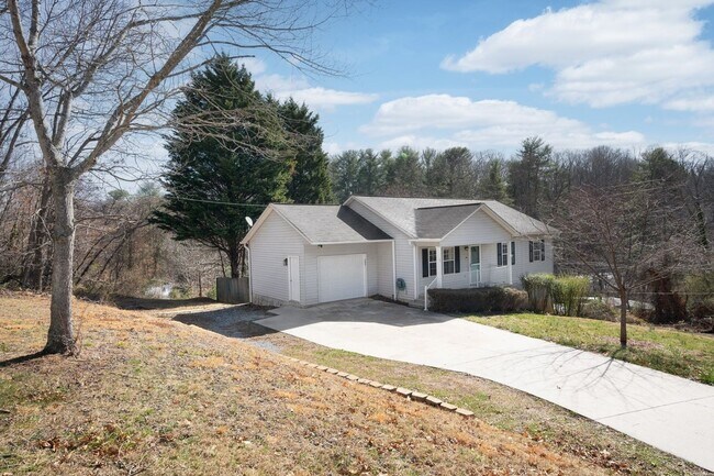 Building Photo - Spacious 5BR House in Asheville
