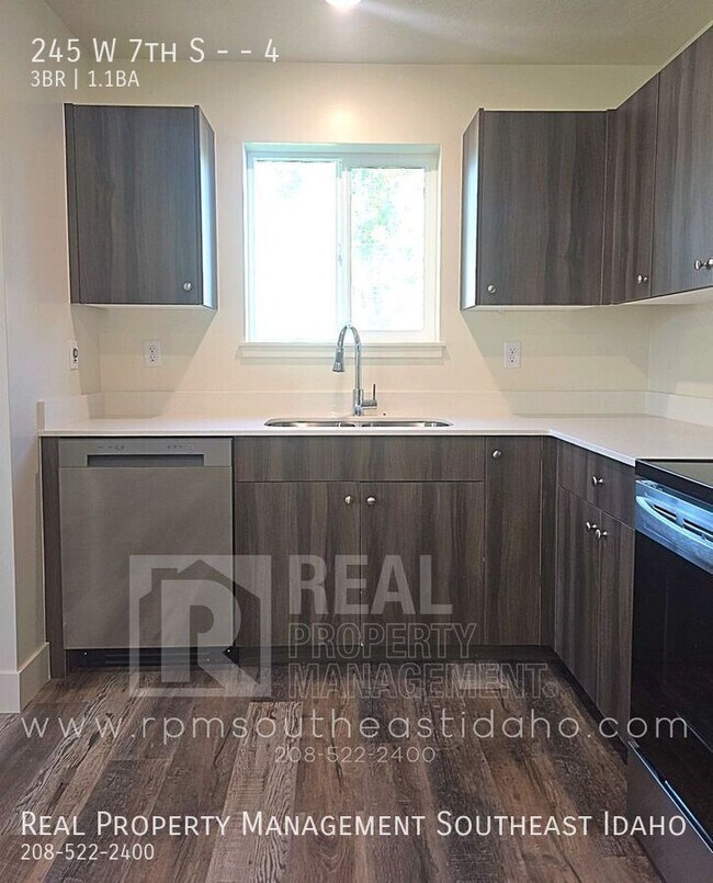 Building Photo - 245 W 7th S