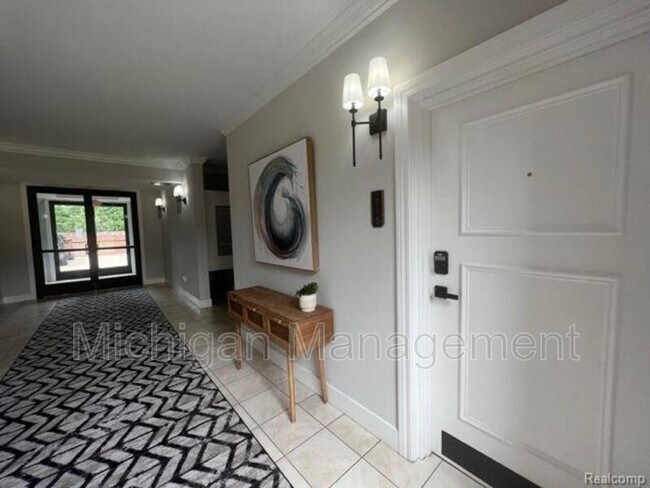 Building Photo - 2735 E Maple Rd