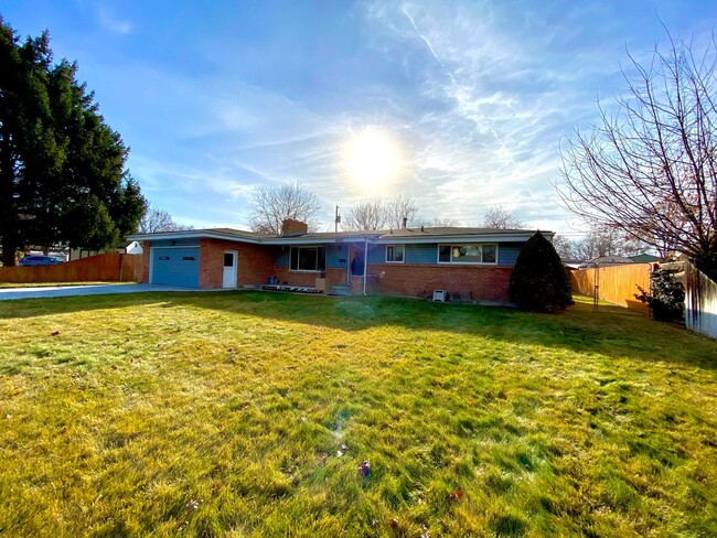 Building Photo - 3 Bedroom, 2 Bathroom Single Level Home ne...