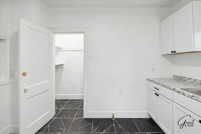 Building Photo - $1,350/month - 3 Bed 1 Bath