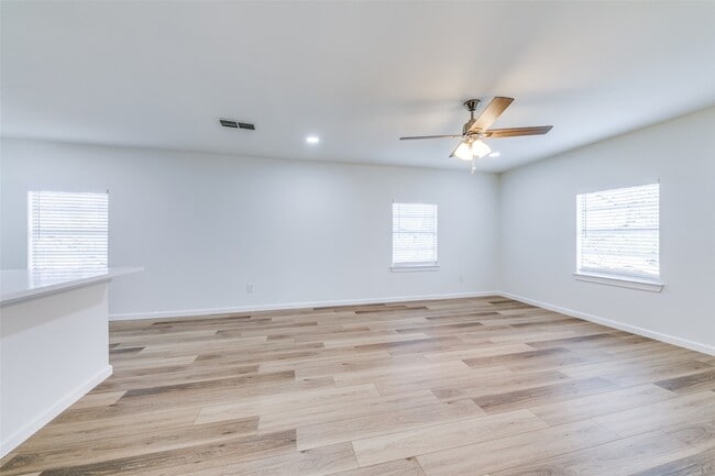 Building Photo - 2917 Dale Dr