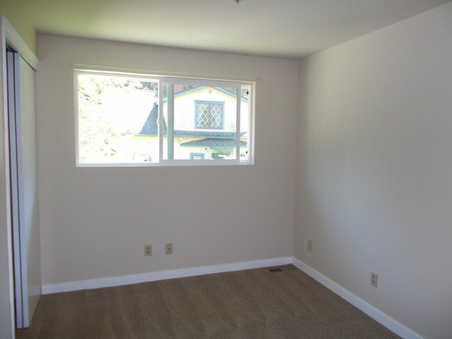 Building Photo - Spacious 4 Bedroom in Beacon Hill!  Lots of Updates, Perfect Location!