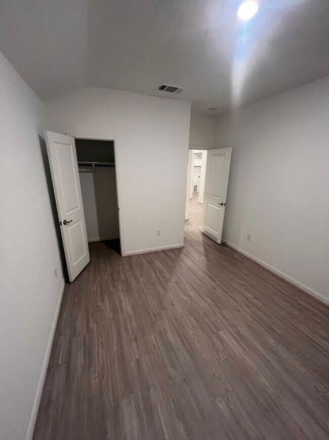 Building Photo - 3 bed 2 bath with a flex space, fenced in ...