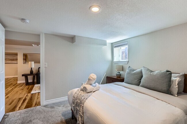 Building Photo - Highlands 2 BDR Turnkey Home