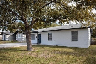 Building Photo - 3bedroom 1 bath remodeled
