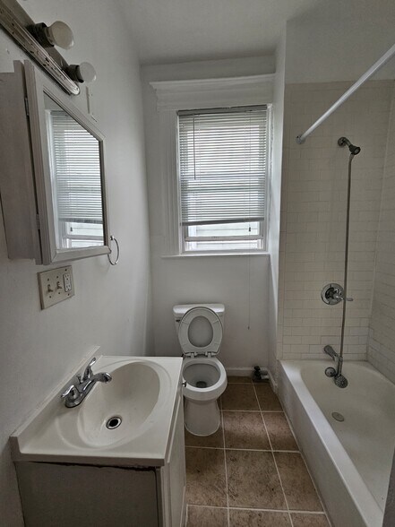 Building Photo - 166 Carteret Ave