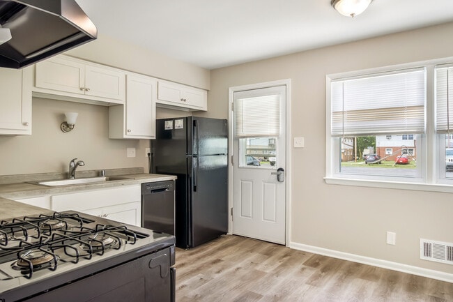 Building Photo - 151 S Grand Ave