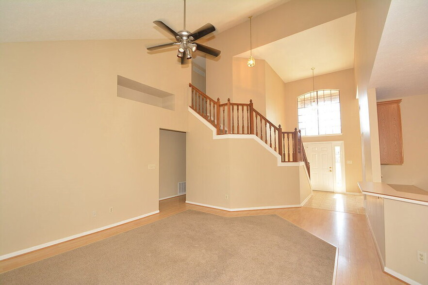 Building Photo - 10299 Lakeland Dr