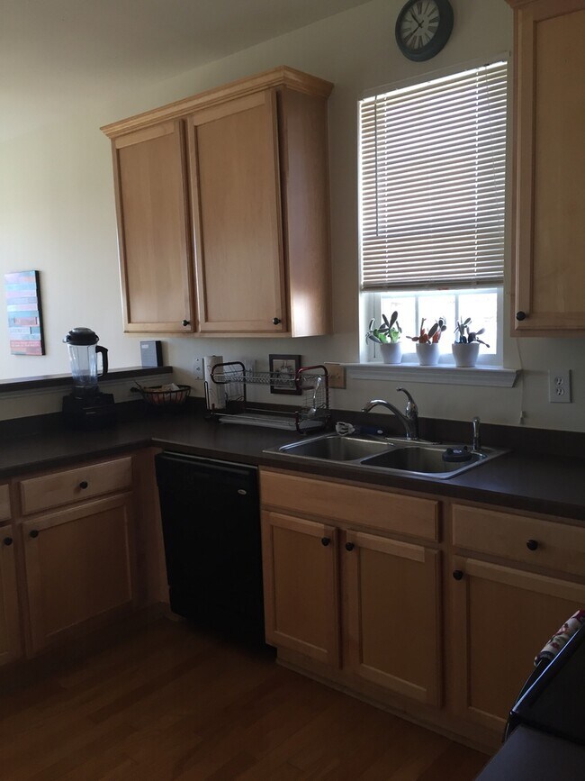 Building Photo - 3 Bedroom, 2.5 Bath Home in Bonnie Vista Community