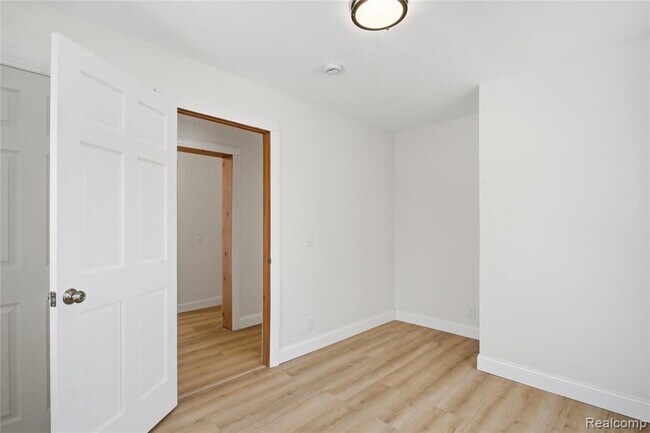 Building Photo - 35942 Vinewood St