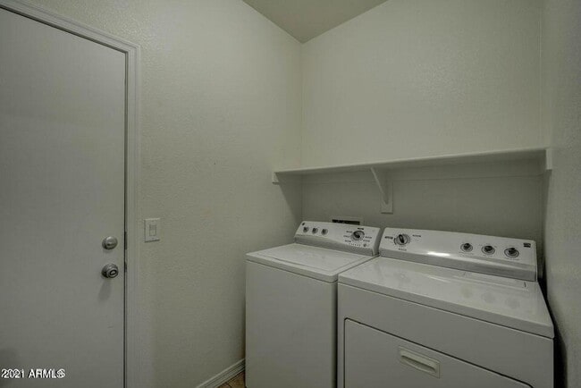 Building Photo - 4582 W Crescent Rd