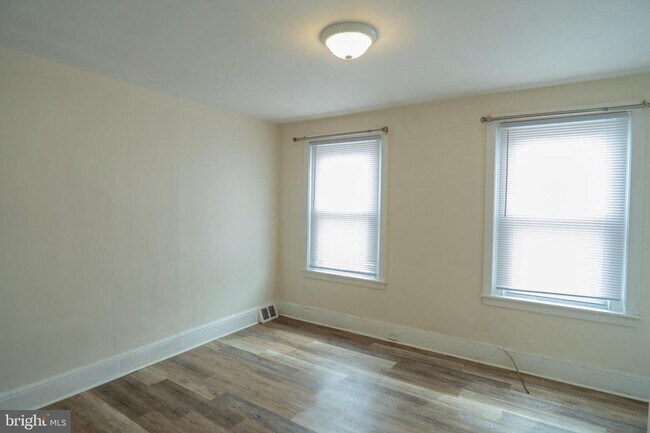 Building Photo - 1420 S Hicks St