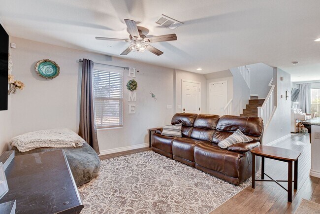 Building Photo - Stunning 3 Bed Home with Loft, Den & Upgraded Kitchen