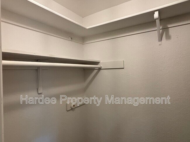 Building Photo - 3511 N Barberry Dr