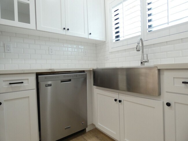 Building Photo - 5346 Lexington Ave