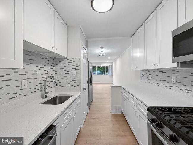 Building Photo - 7905 Greenleaf Rd